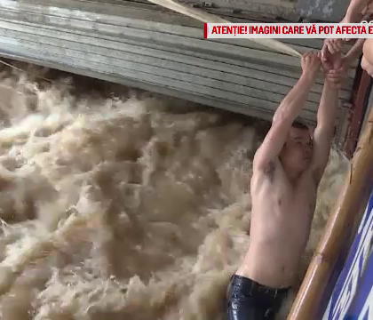 Inundatii uriase in sudul Chinei. Doi barbati surprinsi de ape au fost salvati de localnici dintr-o parcare subterana Inundatii uriase in sudul Chinei. Doi barbati surprinsi de ape au fost salvati de localnici dintr-o parcare subterana