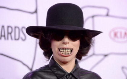 "Ar trebui sa fie internata." Lady Gaga, aparitie infricosatoare la YouTube Music Awards "Ar trebui sa fie internata." Lady Gaga, aparitie infricosatoare la YouTube Music Awards