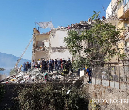 Un bloc de 4 etaje s-a prabusit in sudul Italiei. Doua familii ar putea fi prinse sub daramaturi. FOTO/VIDEO Un bloc de 4 etaje s-a prabusit in sudul Italiei. Doua familii ar putea fi prinse sub daramaturi. FOTO/VIDEO