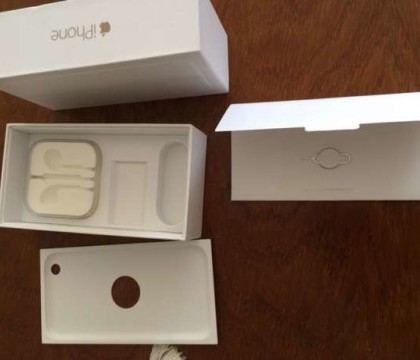A comandat pe internet un iPhone 6 si a primit un colet cu doua ciocolate. Ce a primit barbatul care a cumparat un Samsung A comandat pe internet un iPhone 6 si a primit un colet cu doua ciocolate. Ce a primit barbatul care a cumparat un Samsung
