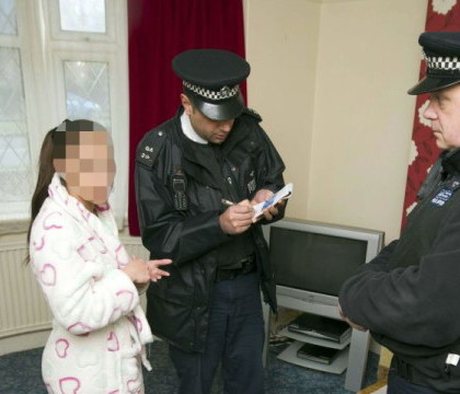 Trei romance stabilite in Marea Britanie, deportate in tara. Ce a descoperit politia despre ele pe internet