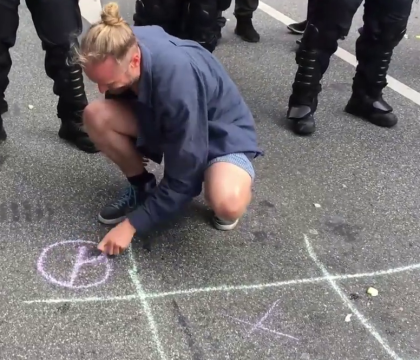 Manifestatiile anti G20. Ce s-a intamplat dupa ce un protestatar a provocat un politist sa joace "x si 0" in Hamburg - VIDEO Manifestatiile anti G20. Ce s-a intamplat dupa ce un protestatar a provocat un politist sa joace "x si 0" in Hamburg - VIDEO