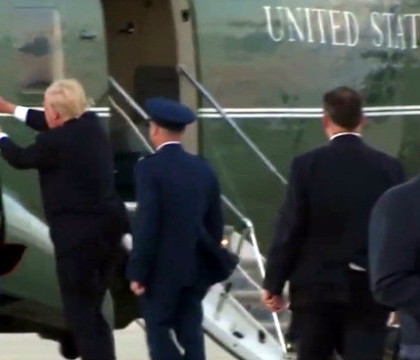 Momentul in care Trump incearca sa ajute un soldat, dar vantul ii strica planul. Cum a ajuns presedintele viral pe internet - VIDEO
