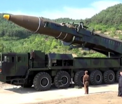 Kim Jong-Un a fumat exact langa o racheta plina cu combustibil lichid. Nimeni n-a avut curaj sa-i spuna cat este de riscant - VIDEO Kim Jong-Un a fumat exact langa o racheta plina cu combustibil lichid. Nimeni n-a avut curaj sa-i spuna cat este de riscant - VIDEO