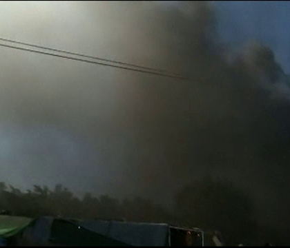 Incendiu puternic intr-o tabara de migranti din insula Lesbos, Grecia. Gestul facut de refugiati in semn de protest Incendiu puternic intr-o tabara de migranti din insula Lesbos, Grecia. Gestul facut de refugiati in semn de protest