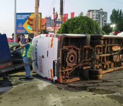 Accident grav in Constanta. 14 persoane, la spital, dupa ce un autoturism si un microbuz s-au izbit