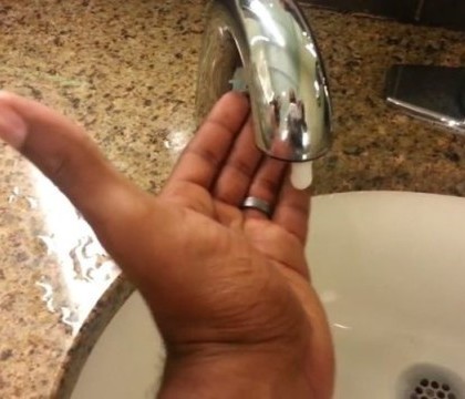 Un american de culoare a facut un experiment intr-o baie publica. Ce a descoperit atunci cand a incercat sa se spele pe maini