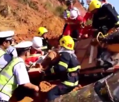 Alunecare de teren filmata in China. Mai multe masini au fost impinse de pe sosea. Imagini socante - VIDEO Alunecare de teren filmata in China. Mai multe masini au fost impinse de pe sosea. Imagini socante - VIDEO