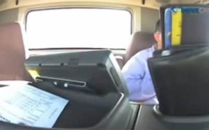 Ce s-a intamplat cu soferul care se uita pe Facebook la femei dezbracate in timp ce conducea. VIDEO