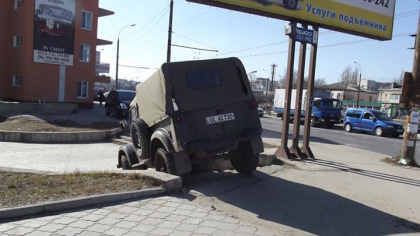 FOTO. Fast and Furious pe strazile din capitala. Momentul in care un sofer coboara scarile cu ...masina
