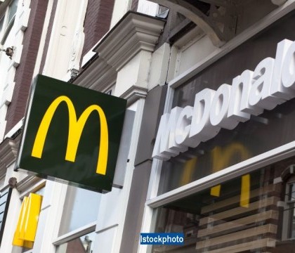 Angajat Mc Donald\'s, surprins in timp ce se spala in chiuveta unui local din Taiwan. Explicatia managerului - FOTO Angajat Mc Donald\'s, surprins in timp ce se spala in chiuveta unui local din Taiwan. Explicatia managerului - FOTO