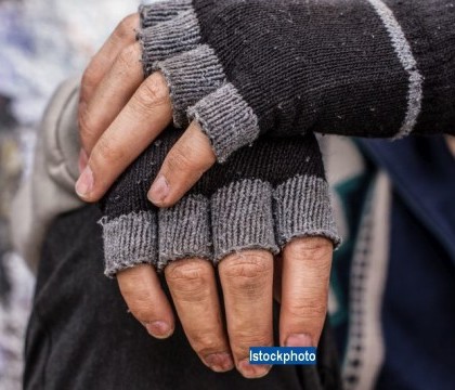 Un om al strazii i-a oferit unui barbat incaltamintea sa, pentru ca acesta sa poata intra intr-un magazin. Recompensa primita