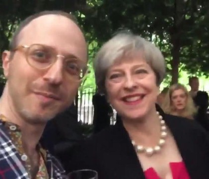 Un jurnalist o ia prin surprindere pe Theresa May: "Am pasaport romanesc. Voi fi deportata". Ce a raspuns premierul britanic - VIDEO