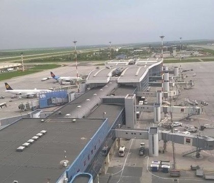 Incident pe Aeroportul Timisoara din Romania, dupa ce un avion cargo a intrat cativa metri pe spatiul verde de langa pista