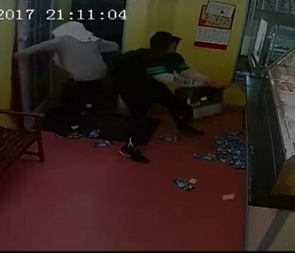 Jaf inedit in Noua Zeelanda. Doi hoti nu s-au obosit sa scoata banii din casa de marcat, ci au furat-o cu totul - FOTO