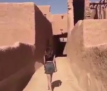 O tanara din Arabia Saudita risca sa fie arestata dupa ce a purtat haine occidentale pe strada. Cum a fost surprinsa O tanara din Arabia Saudita risca sa fie arestata dupa ce a purtat haine occidentale pe strada. Cum a fost surprinsa