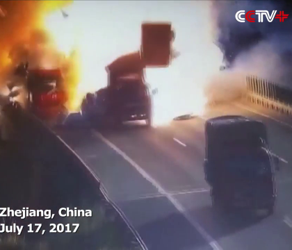 Momentul in care un camion explodeaza pe o autostrada in China dupa ce a acrosat un alt autovehicul - VIDEO Momentul in care un camion explodeaza pe o autostrada in China dupa ce a acrosat un alt autovehicul - VIDEO