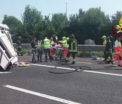 Noua oameni au fost raniti intr-un grav accident din Italia. Traficul pe autostrada a fost inchis aproape 4 ore Noua oameni au fost raniti intr-un grav accident din Italia. Traficul pe autostrada a fost inchis aproape 4 ore