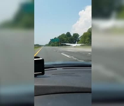 Un sofer din SUA a surprins momentul in care un avion, cu defectiuni tehnice, aterizeaza pe o autostrada Un sofer din SUA a surprins momentul in care un avion, cu defectiuni tehnice, aterizeaza pe o autostrada