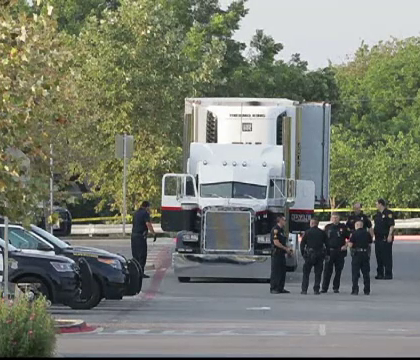 9 migranti morti si 30 raniti gasiti in remorca unui camion parcat langa un supermarket din Texas. Soferul a fost arestat - FOTO 9 migranti morti si 30 raniti gasiti in remorca unui camion parcat langa un supermarket din Texas. Soferul a fost arestat - FOTO