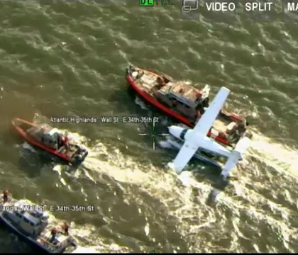 Un hidroavion de mici dimensiuni a aterizat de urgenta pe East River, in Manhattan. Cine se afla la bord - FOTO Un hidroavion de mici dimensiuni a aterizat de urgenta pe East River, in Manhattan. Cine se afla la bord - FOTO