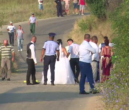 O fata de 18 ani si doi baieti din Romania care se intorceau de la o nunta au murit intr-un accident. Mirii au venit la locul tragediei - VIDEO