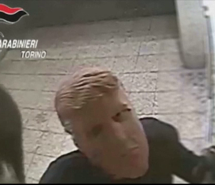 Indivizi deghizati in Donald Trump au spart mai multe bancomate in Italia. Hotii s-au inspirat dintr-un film cu Bruce Willis