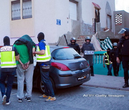 Politist atacat cu cutitul in enclava spaniola Melilla. Suspectul a strigat "Allah Akbar" inainte de a-l lovi Politist atacat cu cutitul in enclava spaniola Melilla. Suspectul a strigat "Allah Akbar" inainte de a-l lovi