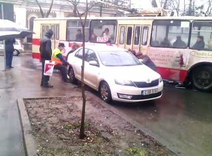 Metoda ingenioasa gasita de cativa moldoveni pentru a face loc in trafic. Ce s-a intamplat cu o masina parcata neregulamentar. VIDEO