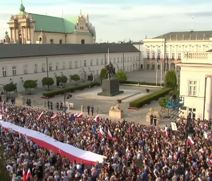 Mii de polonezi au iesit in strada pentru a saluta decizia lui Andrzey Duda de a respinge prin veto o lege controversata