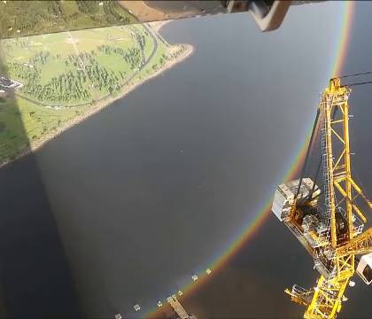 Mai multi muncitori din Rusia au surprins un curcubeu perfect rotund. Cum a fost posibil - FOTO Mai multi muncitori din Rusia au surprins un curcubeu perfect rotund. Cum a fost posibil - FOTO