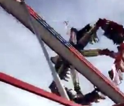 Momentul in care mai multe persoane sunt aruncate dintr-un carusel de tip "minge de foc" in SUA. Un tanar a murit. VIDEO