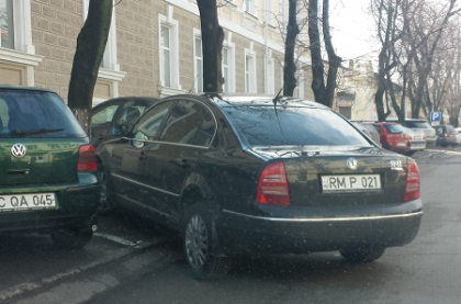 O masina a Parlamentului, parcata in strada. S-a intamplat chiar langa ministerul de Interne - FOTO O masina a Parlamentului, parcata in strada. S-a intamplat chiar langa ministerul de Interne - FOTO