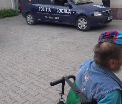 "Minune" la Alba Iulia. Un cersetor care pretindea ca este paralizat a inceput sa mearga si sa danseze
