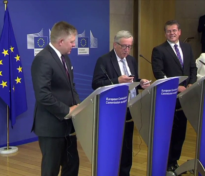 Jean-Claude Juncker i-a inchis telefonul lui Merkel, dupa ce a crezut ca il suna sotia. VIDEO