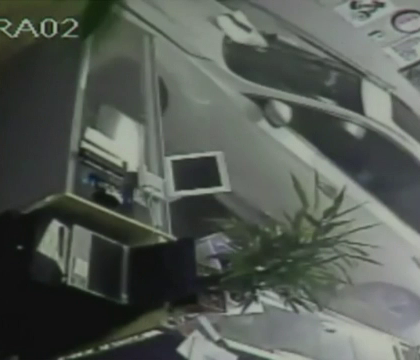 Un sofer a intrat cu masina intr-un magazin din California. Cum a reactionat proprietarul pravaliei Un sofer a intrat cu masina intr-un magazin din California. Cum a reactionat proprietarul pravaliei