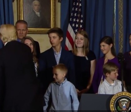 Trump a fost filmat ignorand un baiat cu dizabilitati, care voia sa dea mana cu el