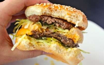 Burger King lanseaza pe piata o copie perfecta a celebrului Big Mac Burger King lanseaza pe piata o copie perfecta a celebrului Big Mac