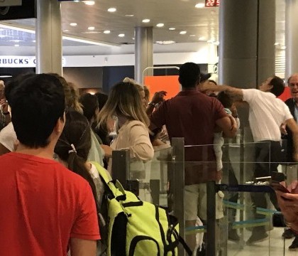 Un angajat al Aeroportului din Nisa a agresat fizic un pasager care isi tinea in brate bebelusul. Ce l-a infuriat Un angajat al Aeroportului din Nisa a agresat fizic un pasager care isi tinea in brate bebelusul. Ce l-a infuriat