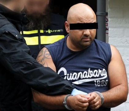 Politia olandeza a prins un grup de romani banuiti de furt din camioane aflate in mers. Ce au gasit in cabana lor - VIDEO Politia olandeza a prins un grup de romani banuiti de furt din camioane aflate in mers. Ce au gasit in cabana lor - VIDEO