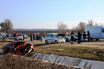 Carambol pe soseaua Chisinau - Soroca. Patru masini s-au ciocnit in lant; doua persoane, la spital. FOTO