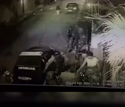 Momentul in care agenti ai securitatii au arestat lideri ai opozitiei in Venezuela. Unul a fost scos in pijamale din casa