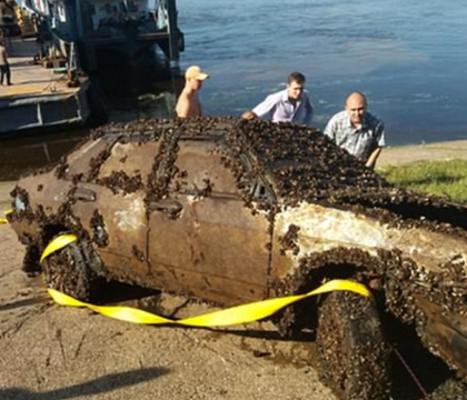 Un scafandru rus a descoperit o masina pe fundul raului Volga. Ce au gasit politistii inauntru cand a fost scoasa din apa - FOTO Un scafandru rus a descoperit o masina pe fundul raului Volga. Ce au gasit politistii inauntru cand a fost scoasa din apa - FOTO