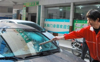 Incident bizar intr-o parcare din China. Ce a gasit un sofer pe parbrizul spart al masinii Incident bizar intr-o parcare din China. Ce a gasit un sofer pe parbrizul spart al masinii