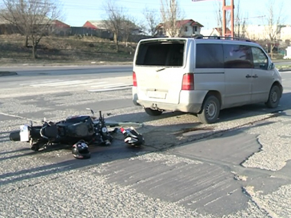 FOTO. Accident in capitala. Un motociclist a intrat violent intr-un microbuz de ruta