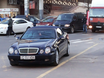 Si-a parcat masina chiar in mijlocul strazii, in centrul capitalei. Tupeul proprietarului unui Mercedes. FOTO Si-a parcat masina chiar in mijlocul strazii, in centrul capitalei. Tupeul proprietarului unui Mercedes. FOTO