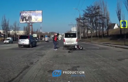 Momentul in care un motociclist intra intr-un microbuz, surprins de o camera de bord - VIDEO