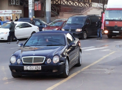 Ce s-a intamplat dupa 2 zile intr-o intersectie din capitala, unde un Mercedes a fost parcat in mijlocul strazii. FOTO Ce s-a intamplat dupa 2 zile intr-o intersectie din capitala, unde un Mercedes a fost parcat in mijlocul strazii. FOTO