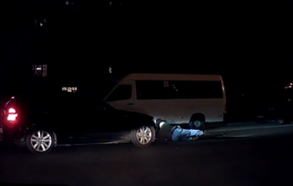 A sarit in fata masinii? Cum a reactionat un pieton in momentul in care un vehicul s-a apropiat de acesta. VIDEO CAMERA DE BORD A sarit in fata masinii? Cum a reactionat un pieton in momentul in care un vehicul s-a apropiat de acesta. VIDEO CAMERA DE BORD