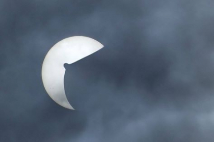 San de femeie care eclipseaza soarele. Glumele pe seama fenomenului de astazi, aparute pe o retea de socializare. FOTO San de femeie care eclipseaza soarele. Glumele pe seama fenomenului de astazi, aparute pe o retea de socializare. FOTO